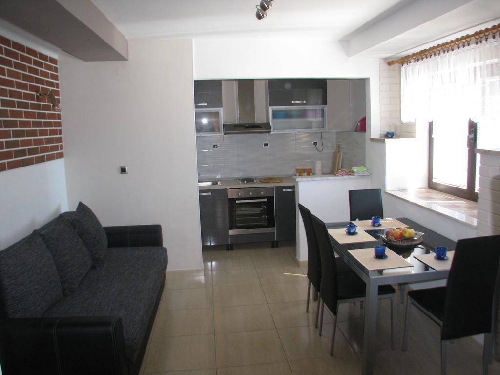 Apartments Miljak Omis Exterior photo