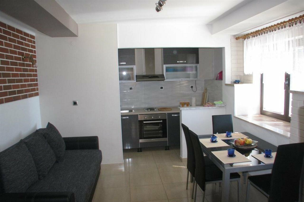 Apartments Miljak Omis Exterior photo